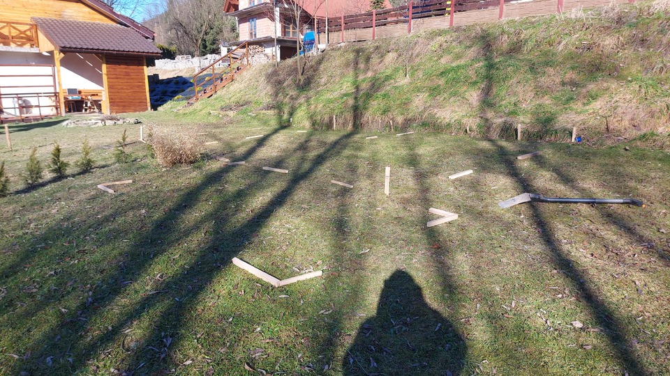 Februari 2024. We starten een project dat minstens over 2 jaar zal lopen. Alles hangt af van de bezetting dit en volgend jaar. Hier komt op termijn een werkplaats met ernaast en sauna en als laatste een HotTub.Luty 2024. Rozpoczynamy projekt, który będzie trwał co najmniej 2 lata. Wszystko zależy od obłożenia w tym i przyszłym roku. W dłuższej perspektywie powstanie tu warsztat, obok sauna i docelowo Balia.