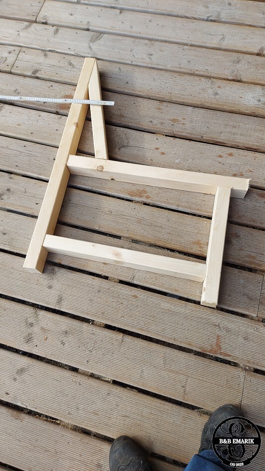 Tijdens de werken aan de buitengevel heb ik dit kleine project bij minder goed weer uitgevoerd. Het was al een paar jaar in mijn gedachten maar nog niet uitgevoerd.  Hier komt nog een tafel bij na het schilderen van de vler volgend jaar in de lente.Podczas prac nad elewacją zewnętrzną realizowałem ten niewielki projekt przy mniej sprzyjającej pogodzie. Chodziło mi to po głowie już od kilku lat, ale jeszcze nie zostało zrealizowane. Kolejny stolik zostanie dostawiony po malowaniu podłogi w przyszłym roku na wiosnę.