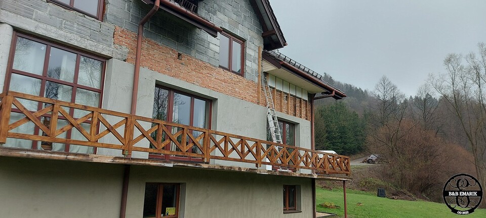 Dit jaar hebben we ook weer een deel van de gevel bekleed. Isolatie en hout. Er rest nog wat afwerking volgend jaar maar dan is de gevel rond het huis volledig klaar.W tym roku ponownie pokryliśmy także część elewacji. Izolacja i drewno. W przyszłym roku pozostało jeszcze trochę wykończenia, ale wtedy elewacja wokół domu będzie całkowicie wykończona.