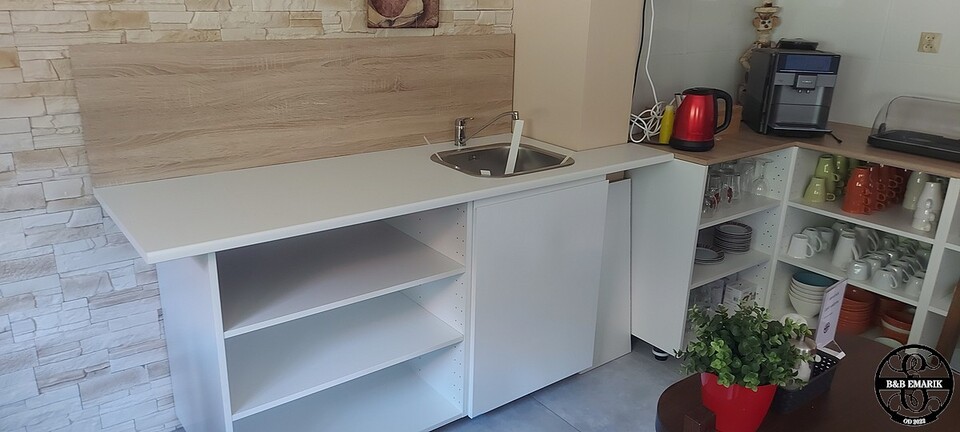 Op vraag van klanten die niet graag op restaurant gaan eten en liever zelf wat koken of dingen opwarmen hebben we in de ontbijtruimte een kleine kookhoek gemaakt. Aanvoer van warm en koud water en natuurlijk ook afloop aangepast om het water weg te krijgen. Uitrusting is een inductiekookplaat, dampkap en lavabo en wat potten en pannen. Ideaal ook voor ons daar we nu een extra waterkraan hebben om onze koffiemachine te vullen.Na prośbę klientów, którzy nie przepadają za jedzeniem w restauracji i wolą sami gotować lub podgrzewać, w sali śniadaniowej stworzyliśmy mały kącik kuchenny. Dopływ ciepłej i zimnej wody oraz oczywiście odpływ przystosowany do usuwania wody. Wyposażenie obejmuje płytę indukcyjną, okap i zlew oraz kilka garnków i patelni. Idealny dla nas, ponieważ mamy teraz dodatkowy kran do napełniania naszego ekspresu do kawy.