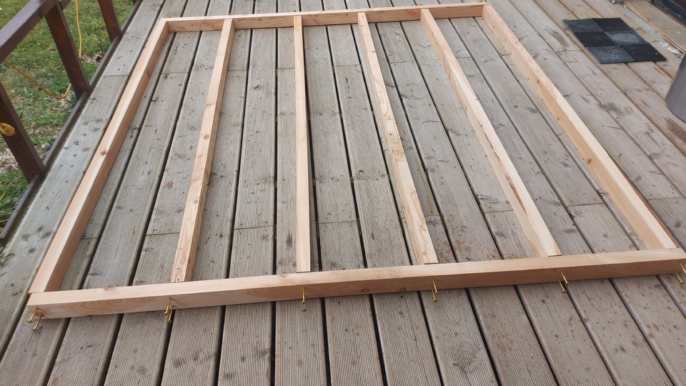 Februari 2024. We starten een project dat minstens over 2 jaar zal lopen. Alles hangt af van de bezetting dit en volgend jaar. Hier komt op termijn een werkplaats met ernaast en sauna en als laatste een HotTub.Luty 2024. Rozpoczynamy projekt, który będzie trwał co najmniej 2 lata. Wszystko zależy od obłożenia w tym i przyszłym roku. W dłuższej perspektywie powstanie tu warsztat, obok sauna i docelowo Balia.