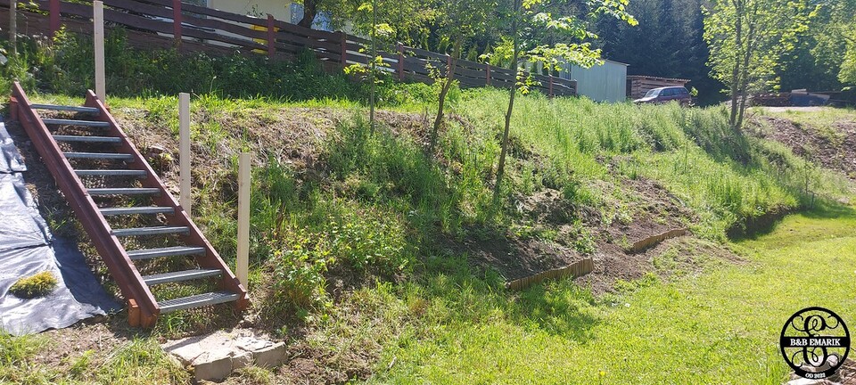 Dit was het eerste buitenwerk dit jaar ergens in Mei. Je kan nu vanuit de tuin een wandeltocht aanvangen zonder naar de voorkant van het huis te hoeven gaan, en wij zijn zo sneller bij de buren ;-) Była to pierwsza w tym roku praca plenerowa, gdzieś w maju. Spacer od ogrodu można teraz rozpocząć bez konieczności wychodzenia na przód domu, a dzięki temu szybciej dotrzemy do sąsiadów ;-)