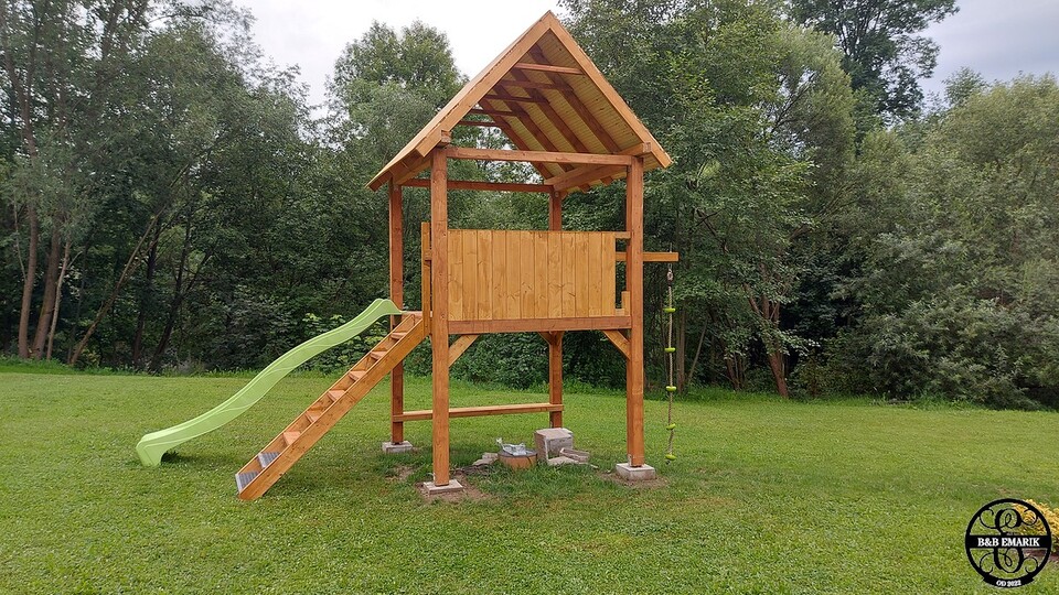Los van het werk aan het huis was dit een leuk project om te doen. Een speelhuis maken voor de kleinsten. Niet een kant en klaar pakket maar zelf gebouwd na het maken van een schets. Voordeel is dat het een veel sterkere constructie is dan in de handel verkrijgbaar en hierdoor goed voor vele jaren.Oprócz pracy w domu, był to fajny projekt. Stwórz domek zabaw dla najmłodszych. Nie jest to gotowy pakiet, ale zbudowany samodzielnie po wykonaniu szkicu. Zaletą jest to, że jest to znacznie mocniejsza konstrukcja niż dostępne na rynku, a zatem posłuży przez wiele lat.