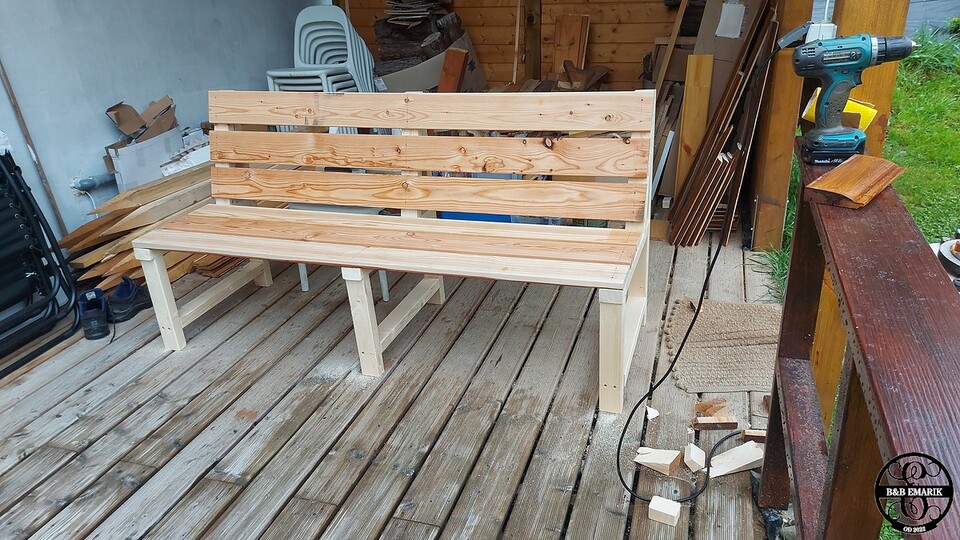 Tijdens de werken aan de buitengevel heb ik dit kleine project bij minder goed weer uitgevoerd. Het was al een paar jaar in mijn gedachten maar nog niet uitgevoerd.  Hier komt nog een tafel bij na het schilderen van de vler volgend jaar in de lente.Podczas prac nad elewacją zewnętrzną realizowałem ten niewielki projekt przy mniej sprzyjającej pogodzie. Chodziło mi to po głowie już od kilku lat, ale jeszcze nie zostało zrealizowane. Kolejny stolik zostanie dostawiony po malowaniu podłogi w przyszłym roku na wiosnę.
