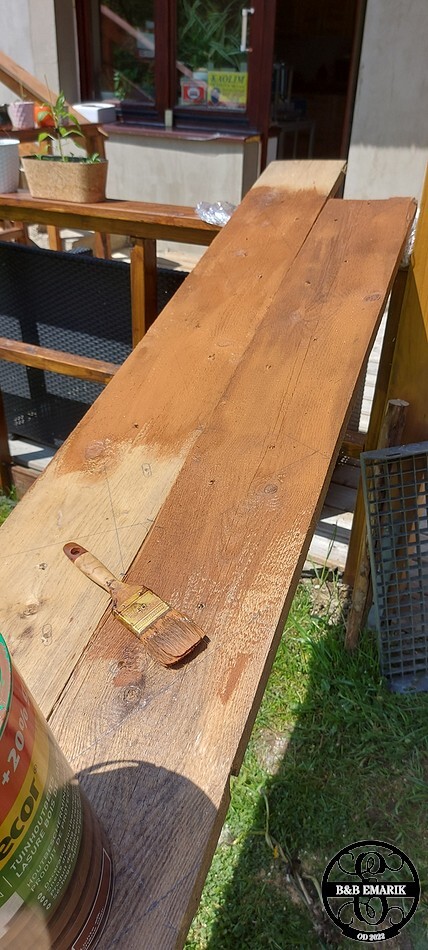 Dit was het eerste buitenwerk dit jaar ergens in Mei. Je kan nu vanuit de tuin een wandeltocht aanvangen zonder naar de voorkant van het huis te hoeven gaan, en wij zijn zo sneller bij de buren ;-) Była to pierwsza w tym roku praca plenerowa, gdzieś w maju. Spacer od ogrodu można teraz rozpocząć bez konieczności wychodzenia na przód domu, a dzięki temu szybciej dotrzemy do sąsiadów ;-)