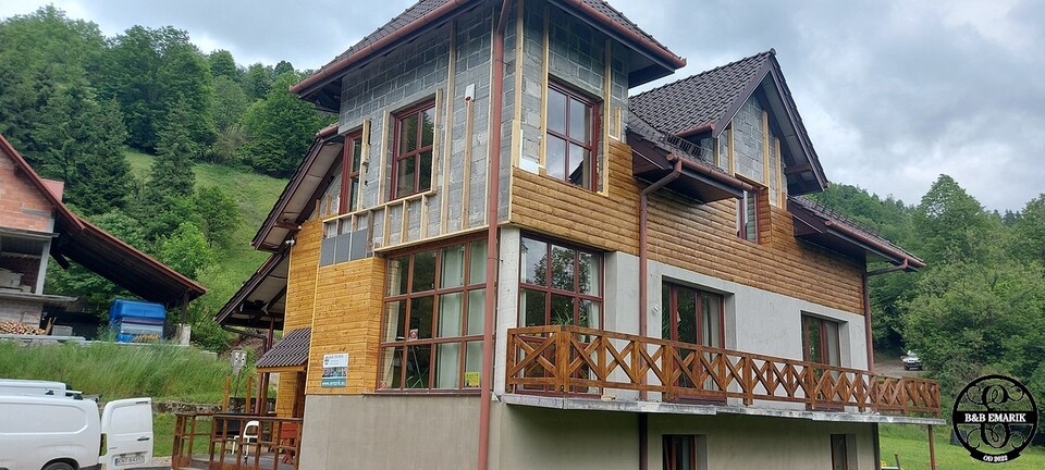 Dit jaar hebben we ook weer een deel van de gevel bekleed. Isolatie en hout. Er rest nog wat afwerking volgend jaar maar dan is de gevel rond het huis volledig klaar.W tym roku ponownie pokryliśmy także część elewacji. Izolacja i drewno. W przyszłym roku pozostało jeszcze trochę wykończenia, ale wtedy elewacja wokół domu będzie całkowicie wykończona.