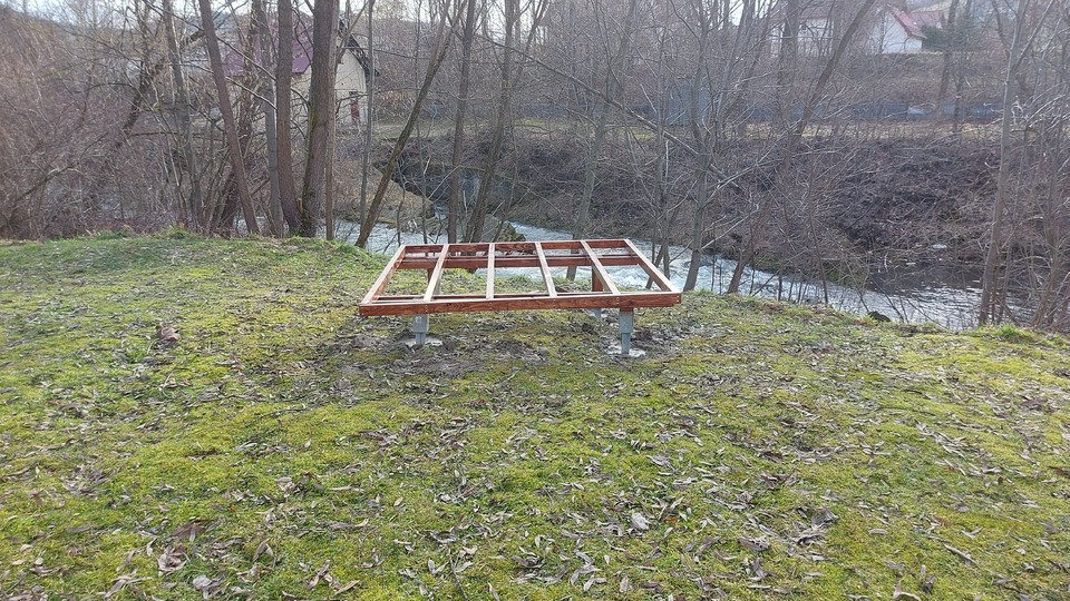 Omdat we vorig jaar een aantal gasten hadden die zich hier met een stoel zetten hebben we beslist hier een zitgelegenheid te bouwen. Je hebt hier mooi uitzicht op de rivier en in de zomer wat schaduwPonieważ w zeszłym roku mieliśmy wielu gości, którzy siedzieli tutaj z krzesłem, postanowiliśmy zbudować tutaj część wypoczynkową. Tutaj masz piękny widok na rzekę i trochę cienia w lecie
