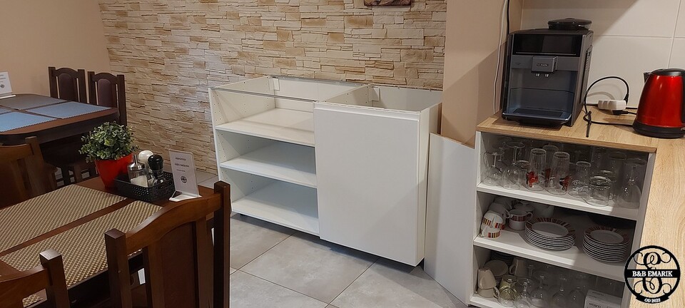 Op vraag van klanten die niet graag op restaurant gaan eten en liever zelf wat koken of dingen opwarmen hebben we in de ontbijtruimte een kleine kookhoek gemaakt. Aanvoer van warm en koud water en natuurlijk ook afloop aangepast om het water weg te krijgen. Uitrusting is een inductiekookplaat, dampkap en lavabo en wat potten en pannen. Ideaal ook voor ons daar we nu een extra waterkraan hebben om onze koffiemachine te vullen.Na prośbę klientów, którzy nie przepadają za jedzeniem w restauracji i wolą sami gotować lub podgrzewać, w sali śniadaniowej stworzyliśmy mały kącik kuchenny. Dopływ ciepłej i zimnej wody oraz oczywiście odpływ przystosowany do usuwania wody. Wyposażenie obejmuje płytę indukcyjną, okap i zlew oraz kilka garnków i patelni. Idealny dla nas, ponieważ mamy teraz dodatkowy kran do napełniania naszego ekspresu do kawy.